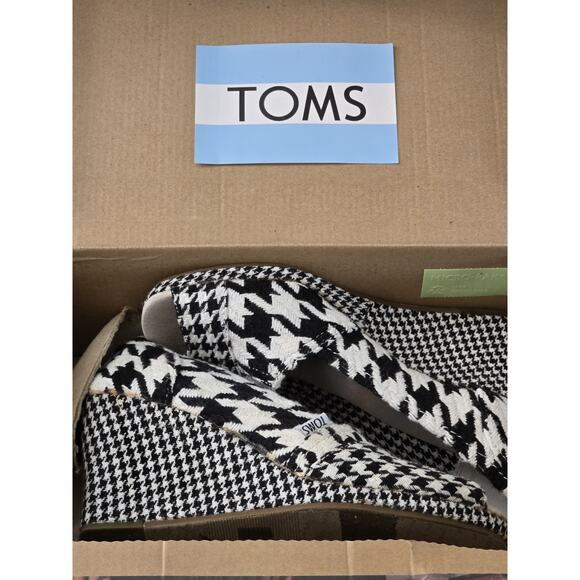 TOMS size 7.5 Black and White Scottish Houndstooth Women's Wedges Slip on NIB - Picture 1 of 8